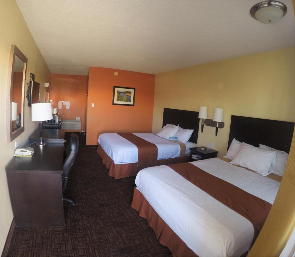 Queen Room with Two Queen Beds - Non-Smoking interior